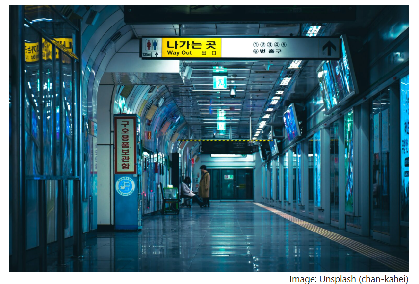 밤 시간대 서울 지하철 내부 풍경